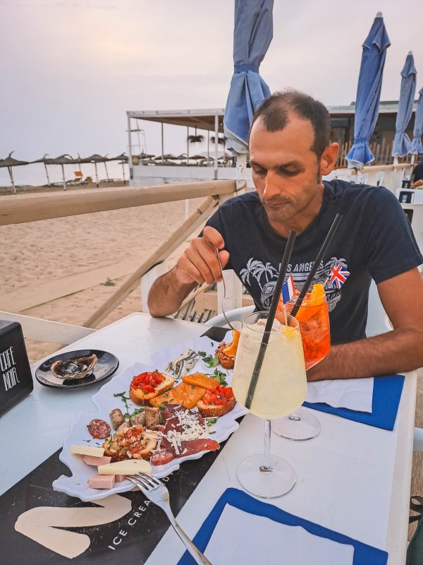 Aperitivo sulla spiaggia a Bovo Marina