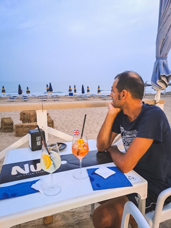 Aperitivo sulla spiaggia a Bovo Marina