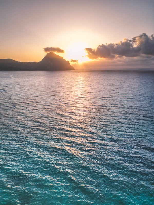 Il sole tramonta dietro Monte Cofano