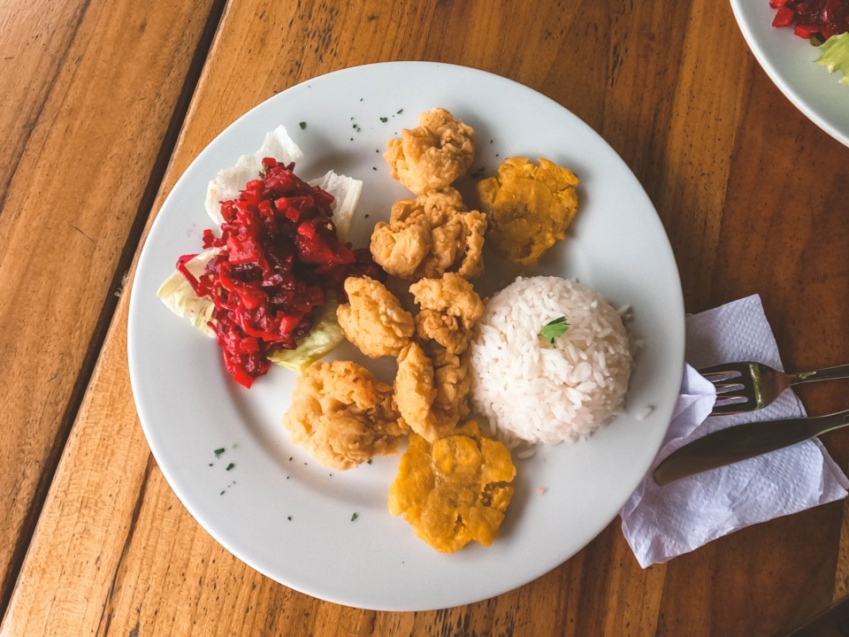 Pranzo con gamberetti impanati, riso, patacones e rapa rossa