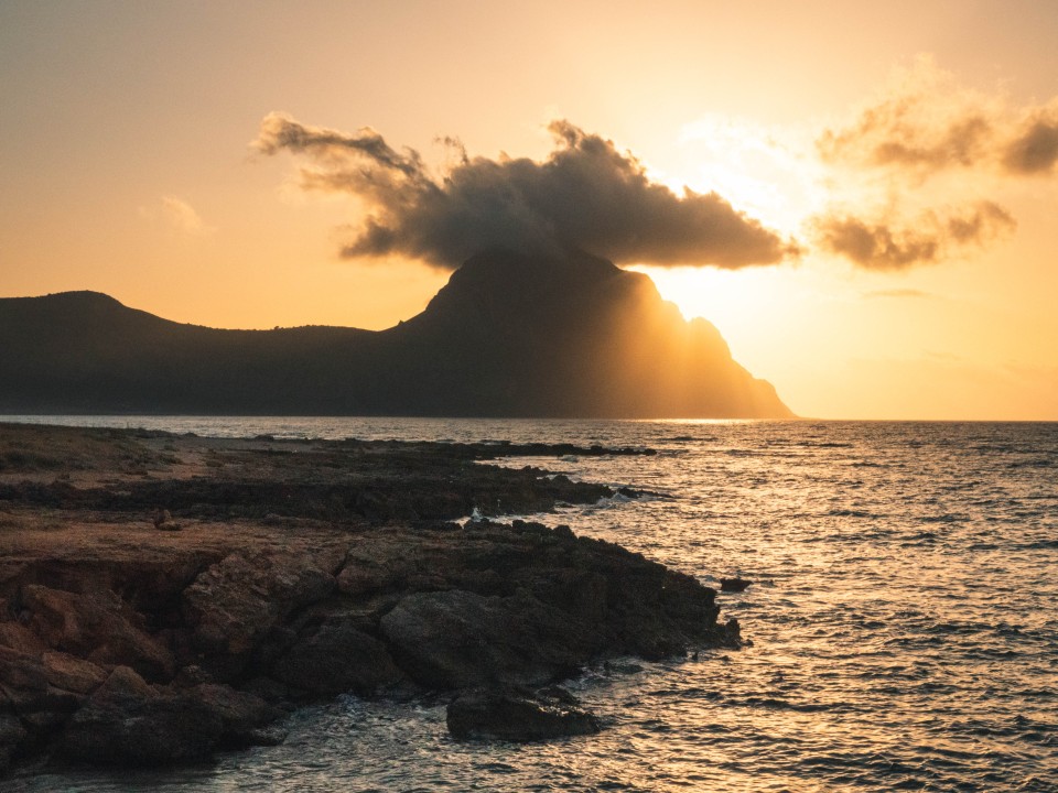 Il sole tramonta dietro Monte Cofano