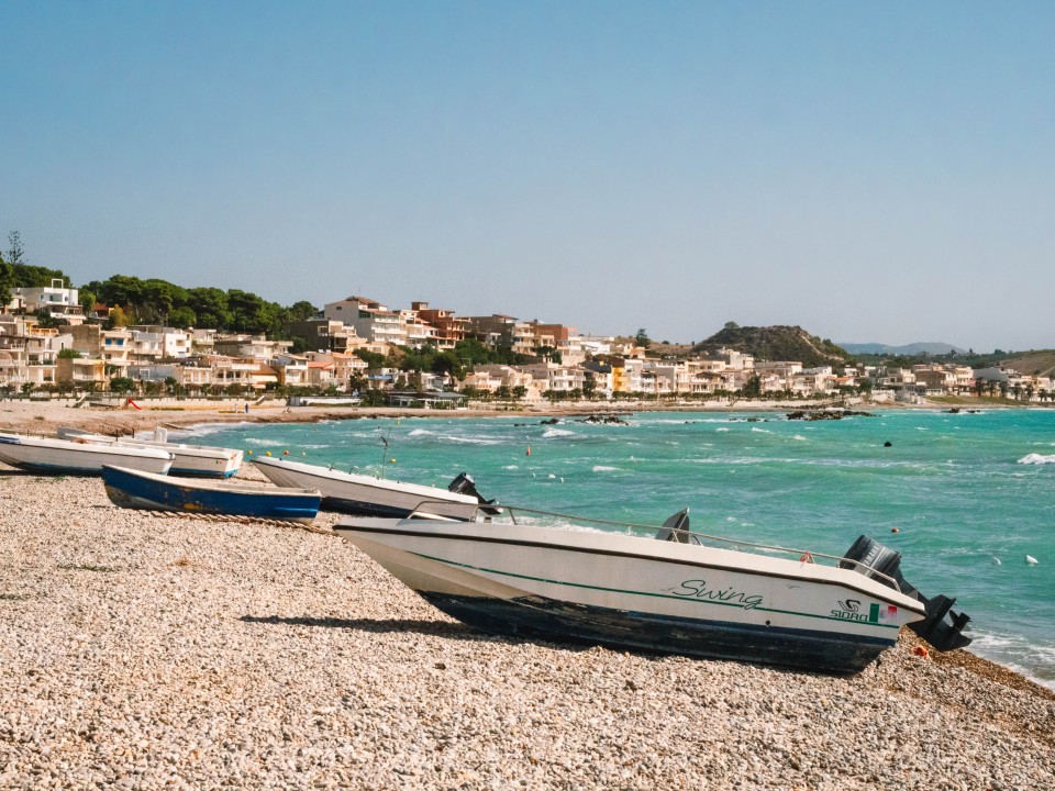 Barche ormeggiate in spiaggia