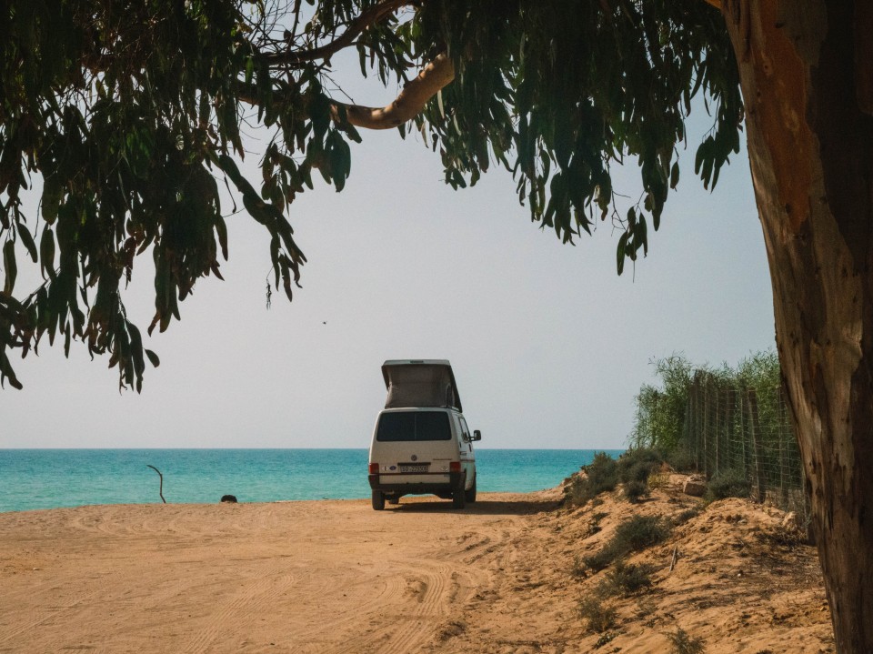 Vaniglia parcheggiato in spiaggia