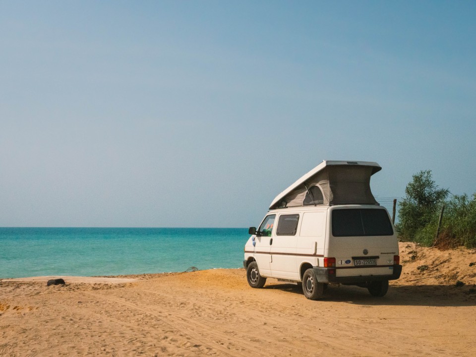 Vaniglia parcheggiato in spiaggia