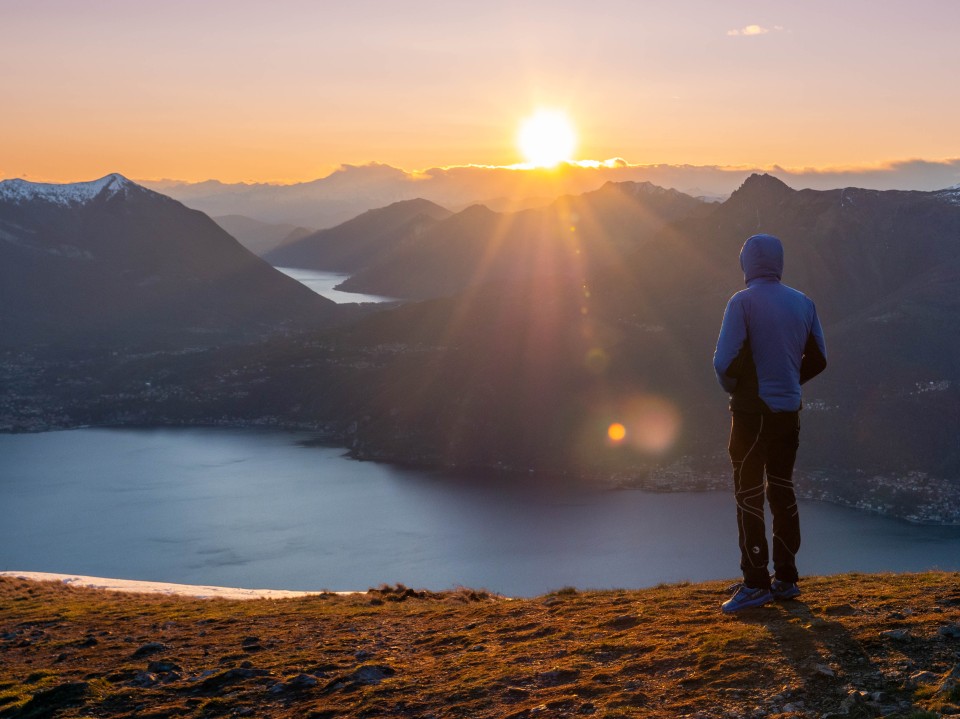 Tramonto sul Lago di Como, vista dalla Panchina gigante dell'Alpe Giumello