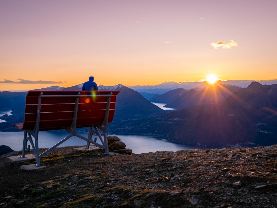 Tramonto sul Lago di Como, vista dalla Panchina gigante dell'Alpe Giumello