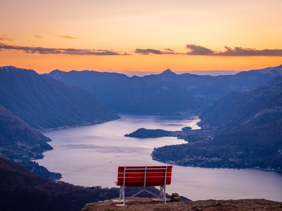 Tramonto sul Lago di Como, vista dalla Panchina gigante dell'Alpe Giumello