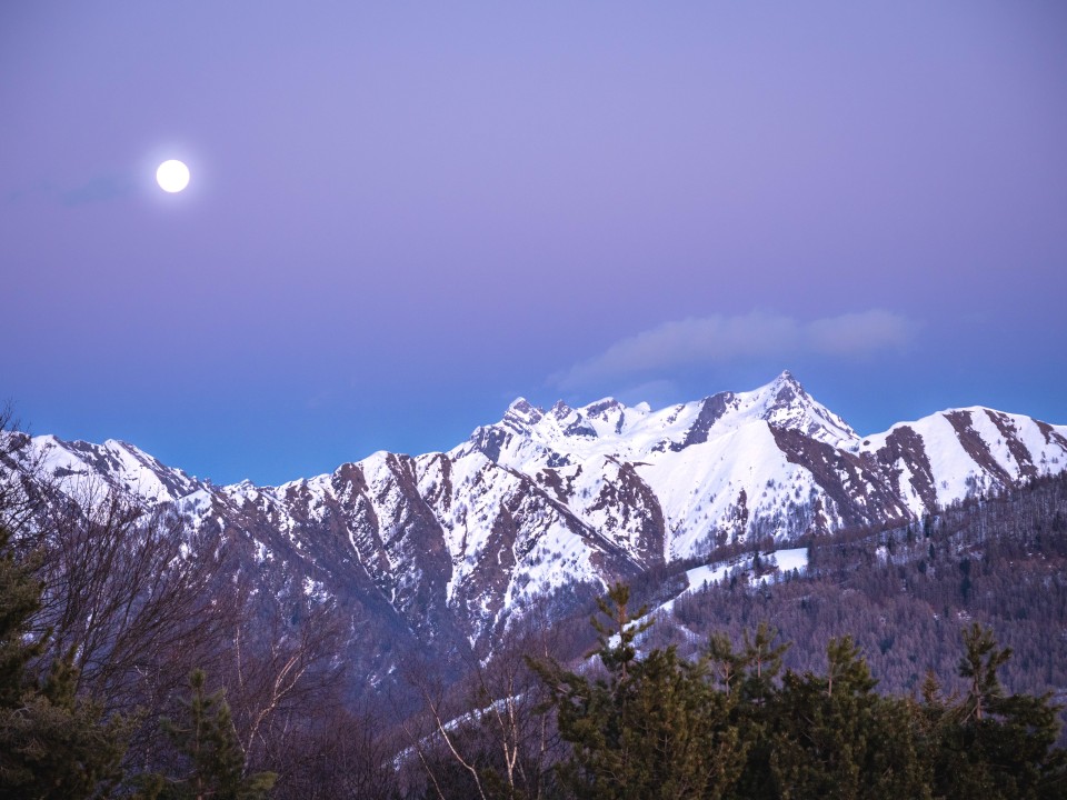 Luna piena sopra le montagne