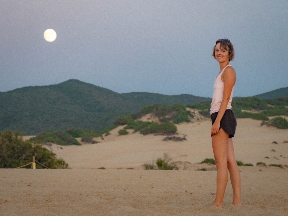 La luna sorge dietro le dune