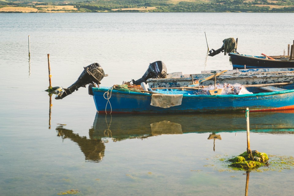  Barche ormeggiate nella laguna di Marceddì