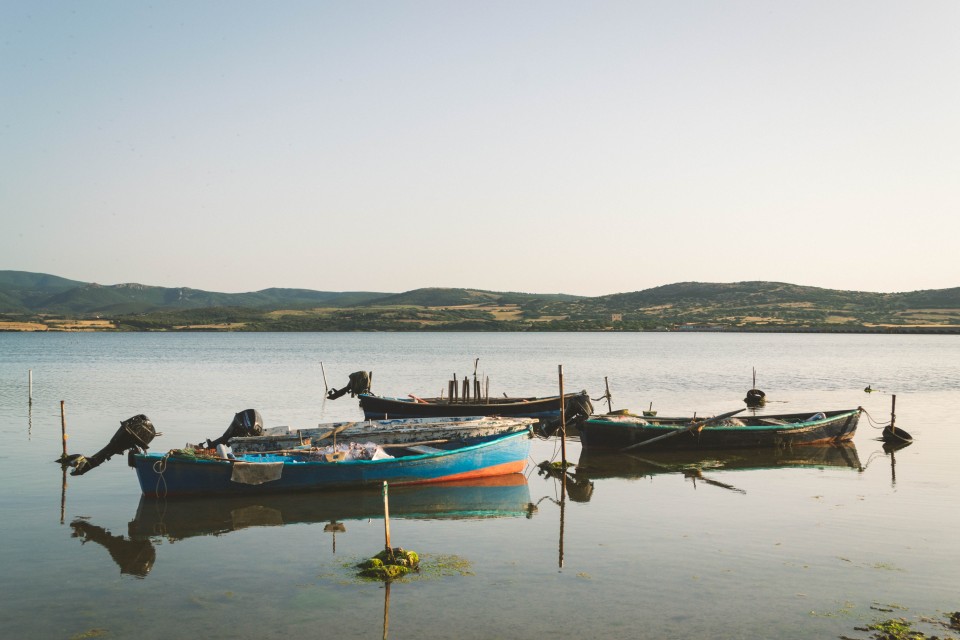 Barche ormeggiate nella laguna di Marceddì