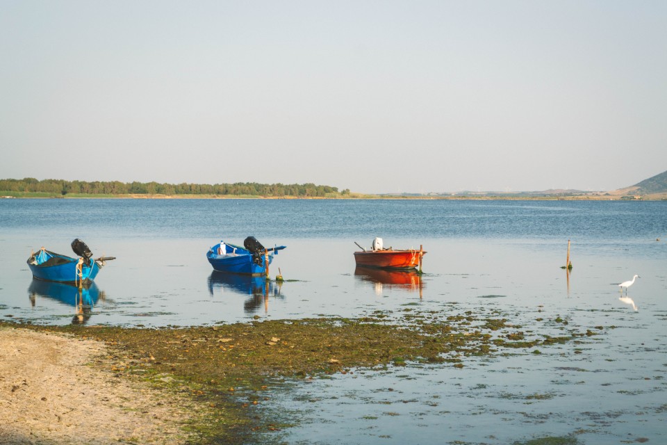 Barche ormeggiate nella laguna di Marceddì