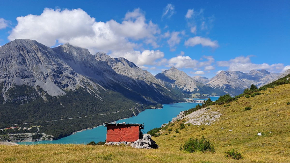 Saliamo nei prati e ci avviciniamo alle rocce