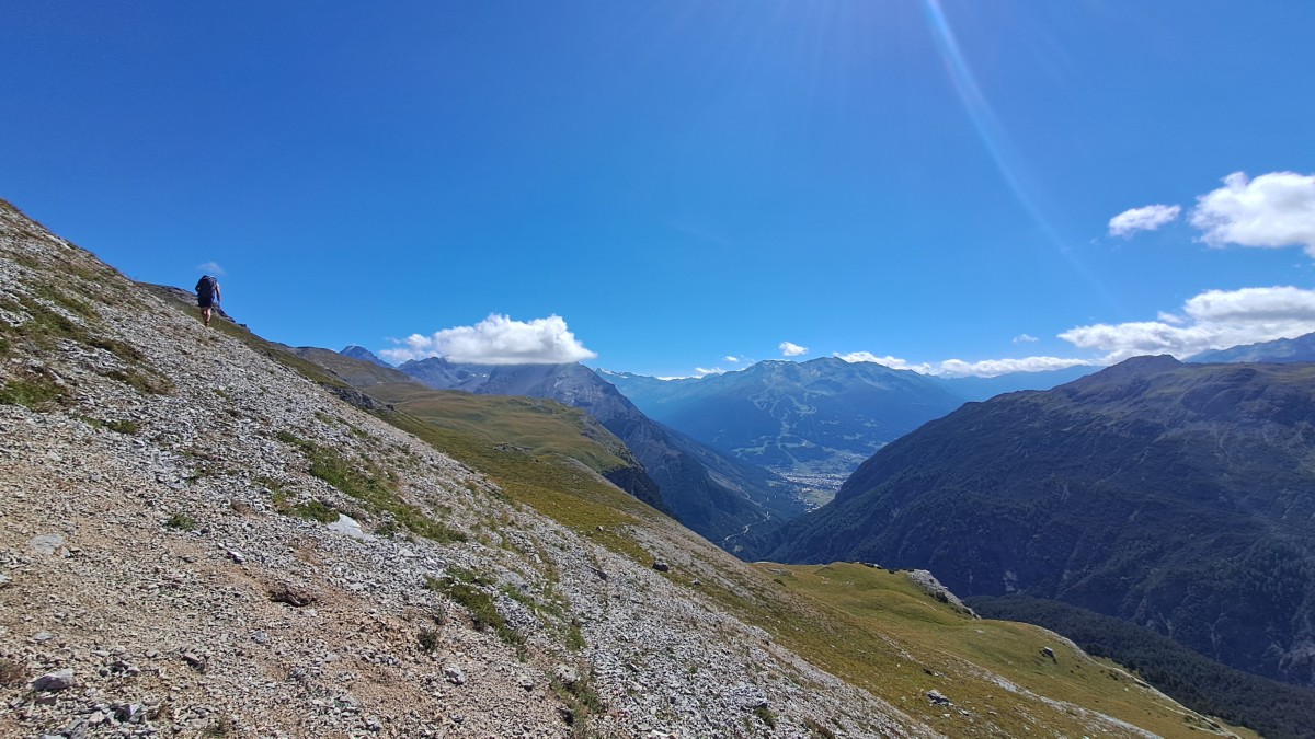 Saliamo nei prati e ci avviciniamo alle rocce