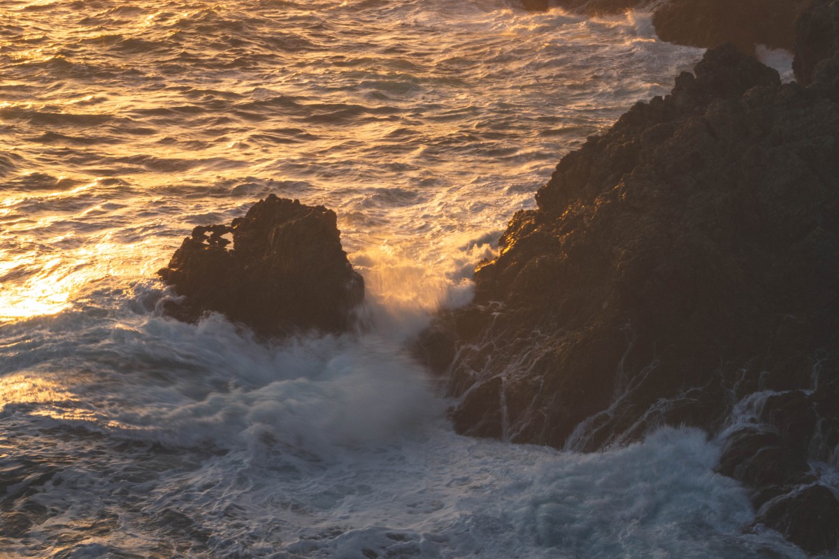 Il mare si infrange sugli scogli